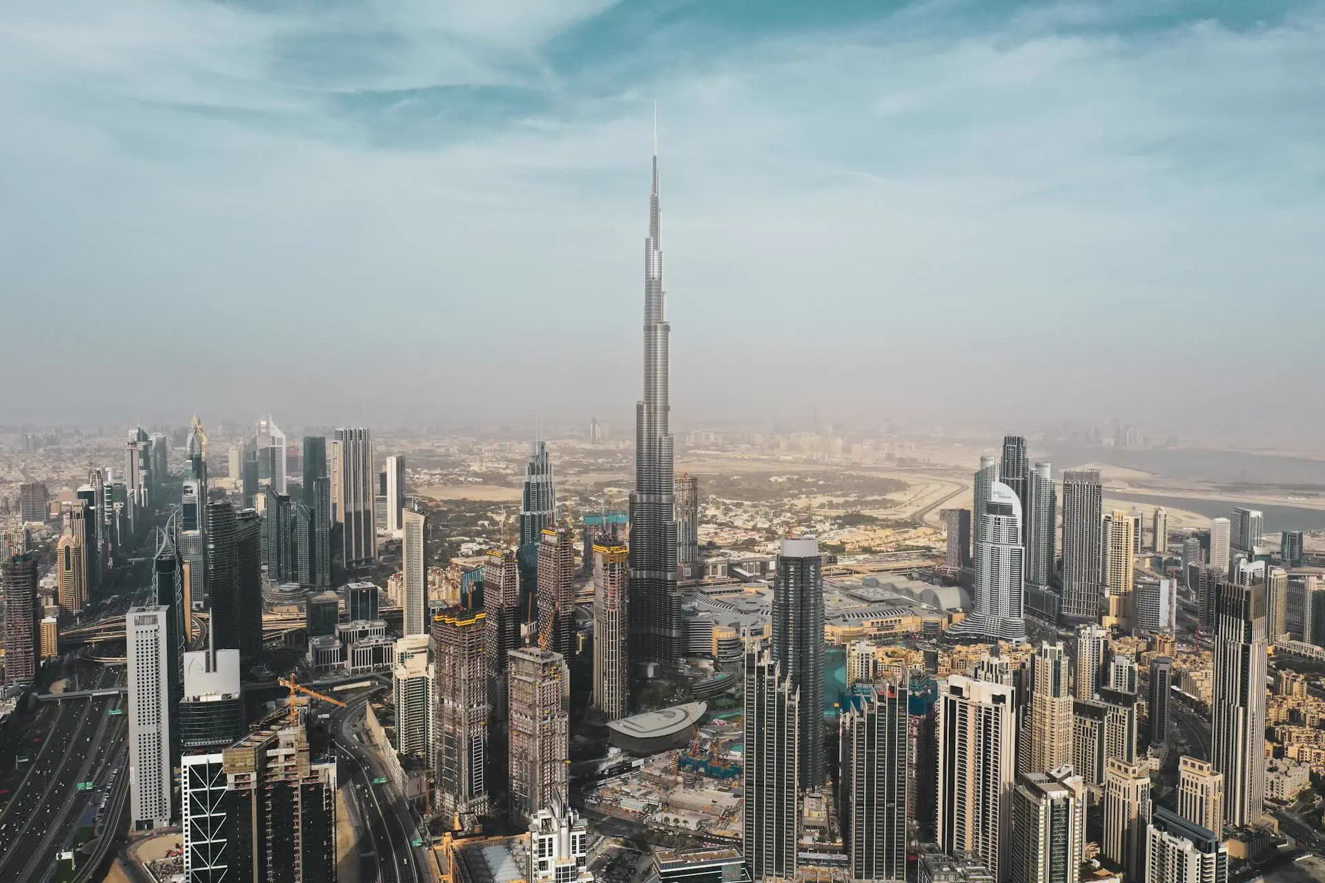 Dubai skyline bij zonsondergang
